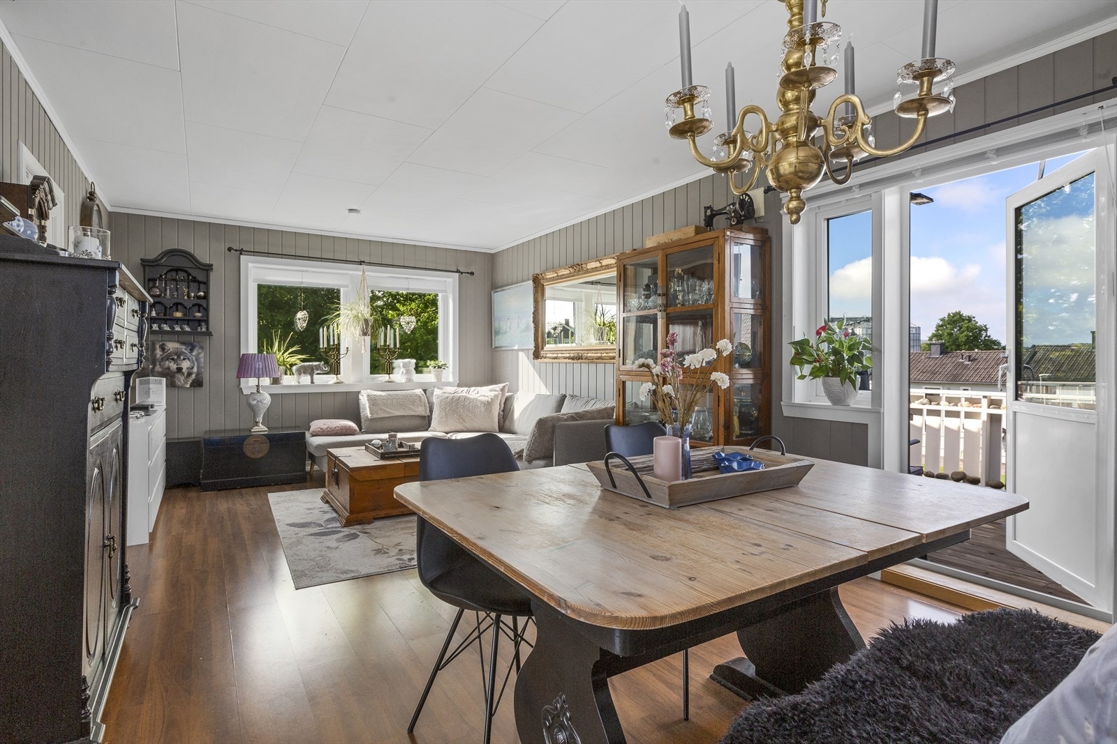 Stue/spisestue med lys fra to sider Galleribilde