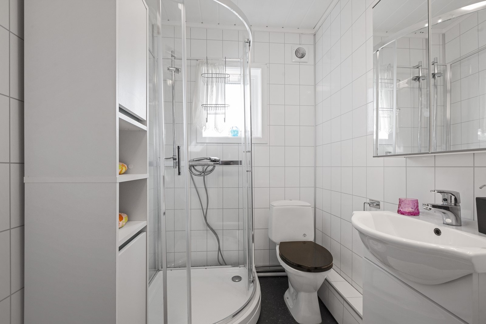 Bad med dusjkabinett og enkel servant Galleribilde