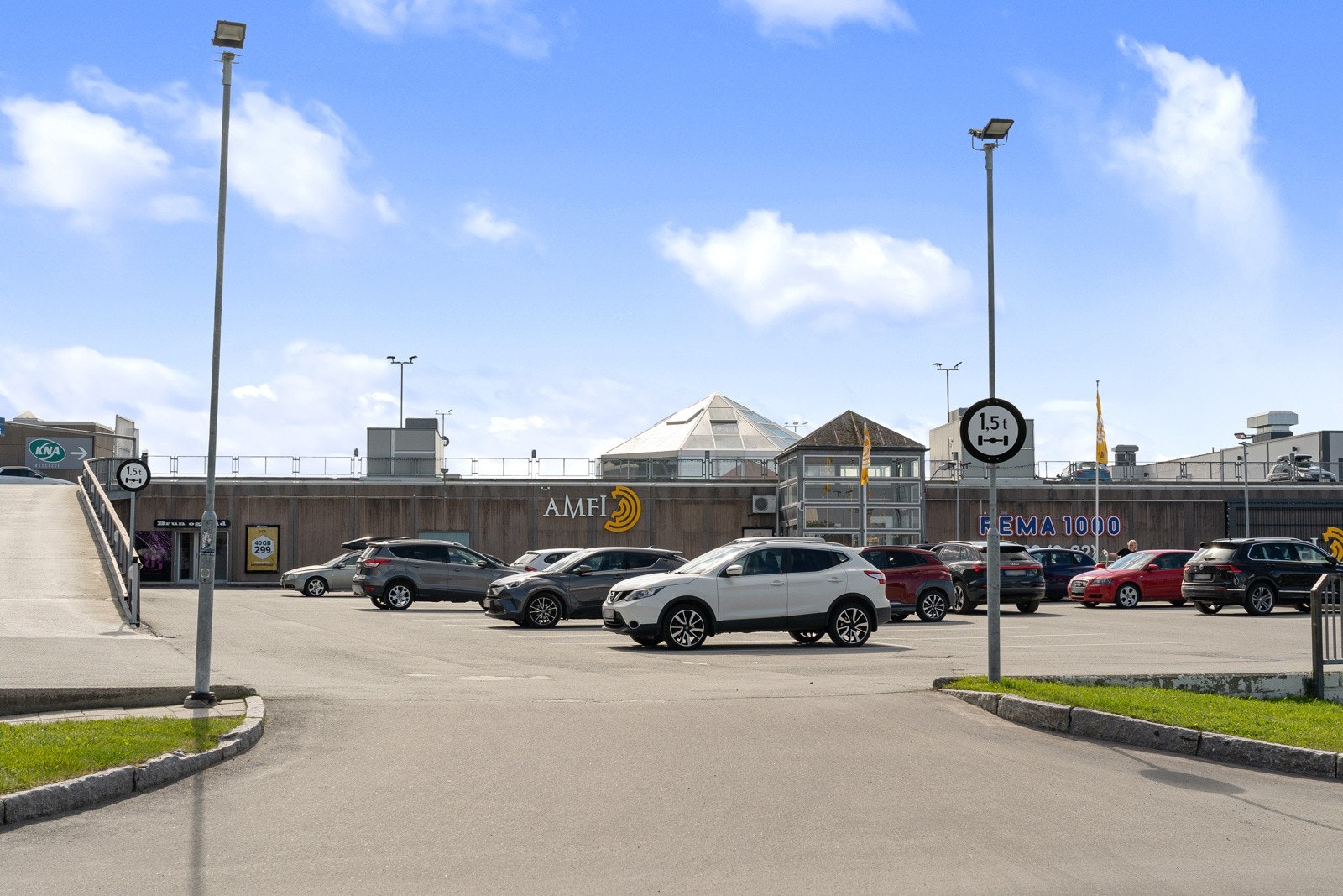 Pyramiden ligger en kort gå/sykkel/kjøretur fra boligen og her finner du alt du trenger i det daglige. Galleribilde