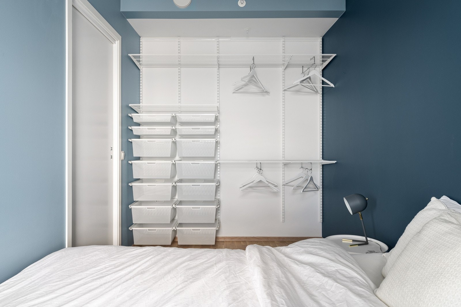 Garderobe med Elfa garderobesystem bidrar til rikelig med oppbevaringsplass. Galleribilde