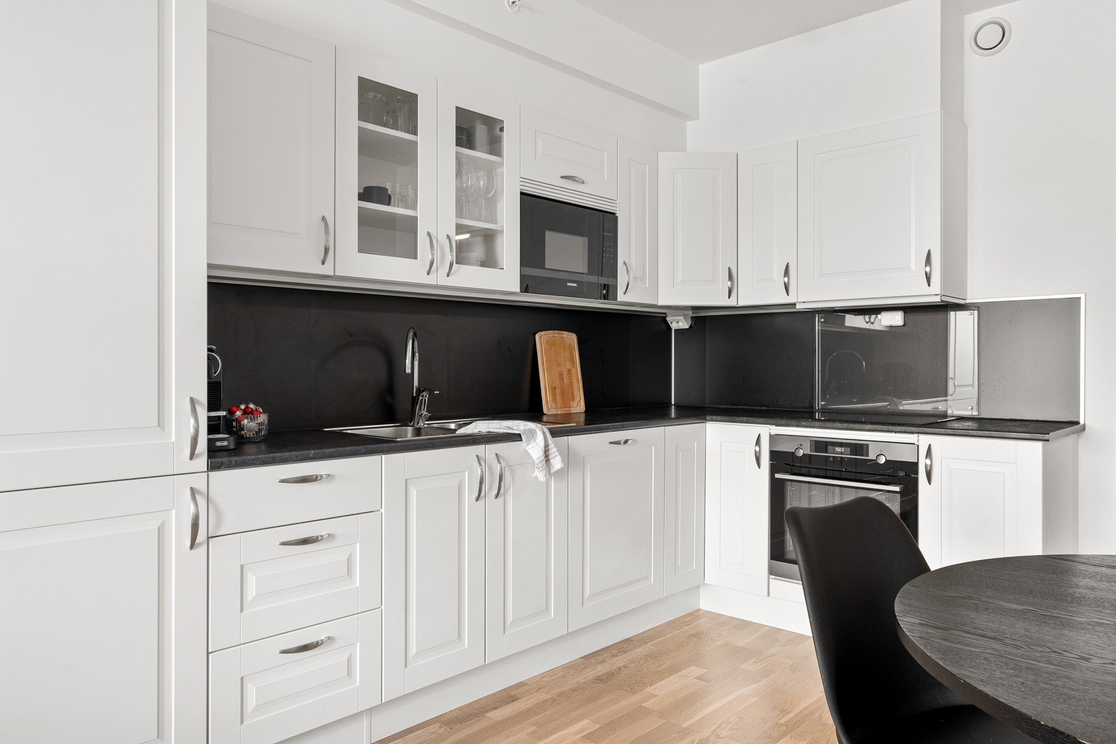 Lekkert kjøkken fra kvalitetsleverandøren Nova. Her har du rikelig med skap og benkeplass som gir mye oppbevaringsplass og praktiske arbeidsforhold. Galleribilde