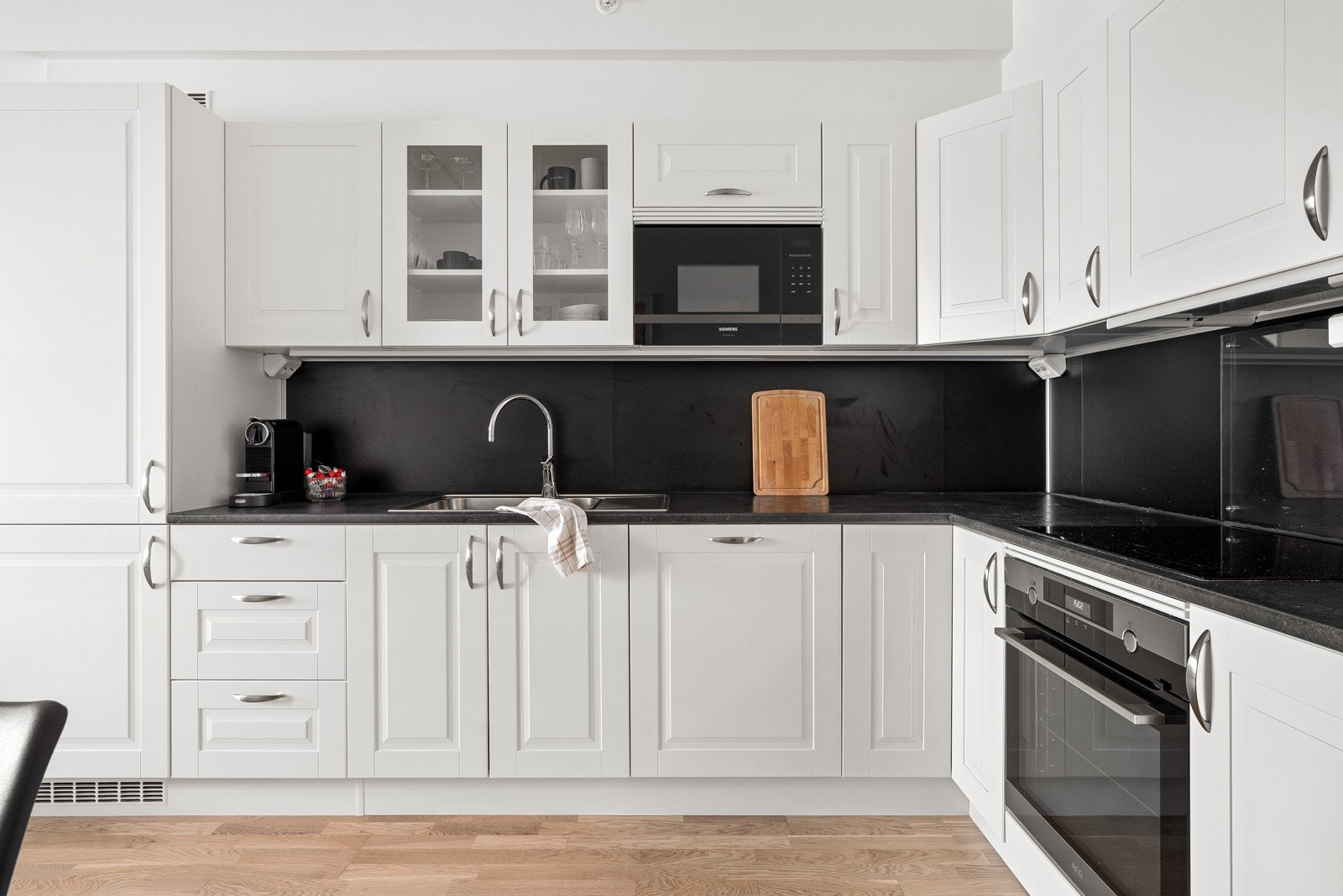 Kjøkkenet har integrerte hvitevarer som kjøl/frys, stekeovn, platetopp, mikrobølgeovn og oppvaskmaskin. Galleribilde