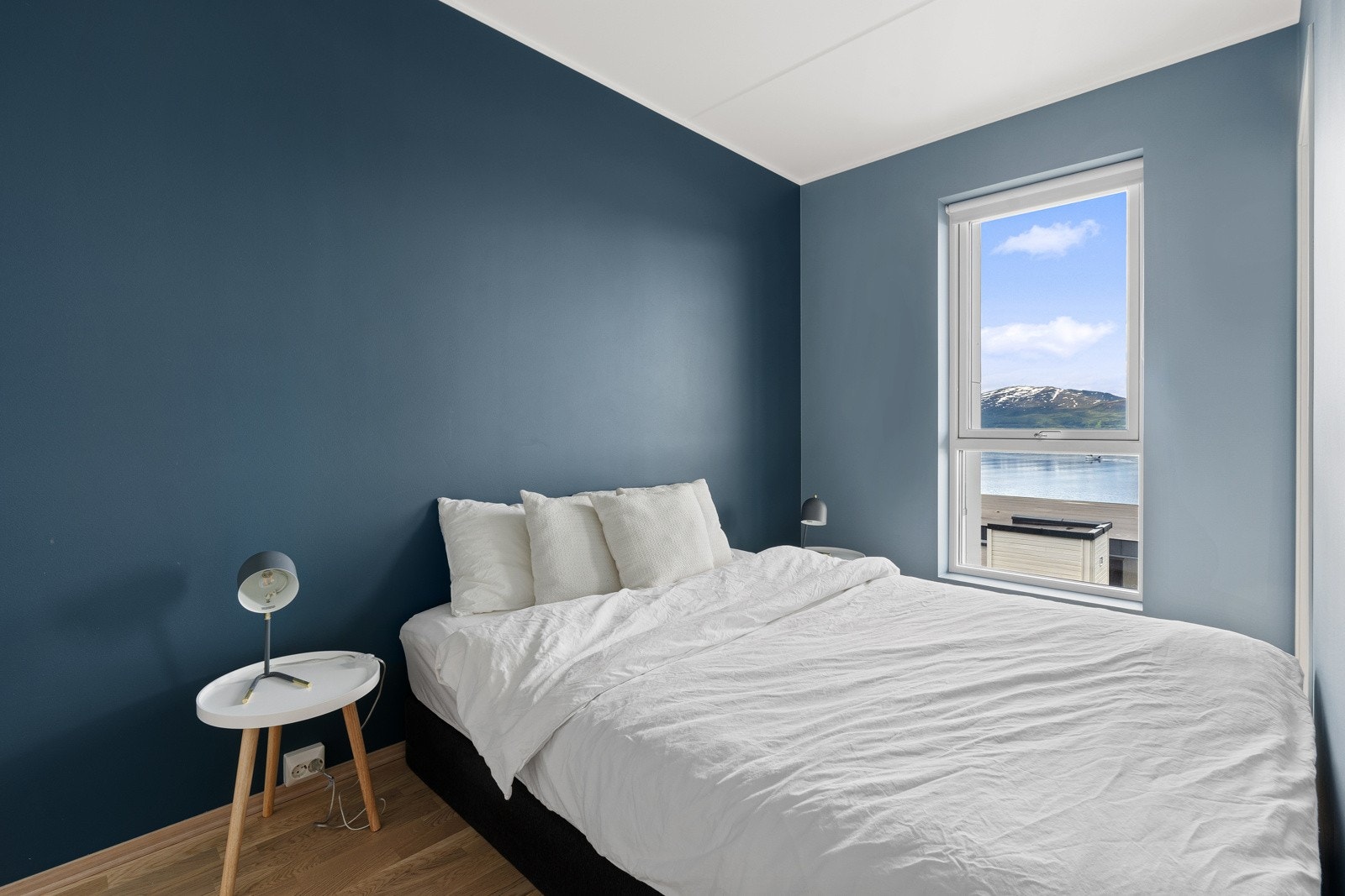 Soverommet framstår romslig med plass til stor seng og tilhørende nattbord, i tillegg til at det vender ut mot stille og rolige omgivelser. Galleribilde