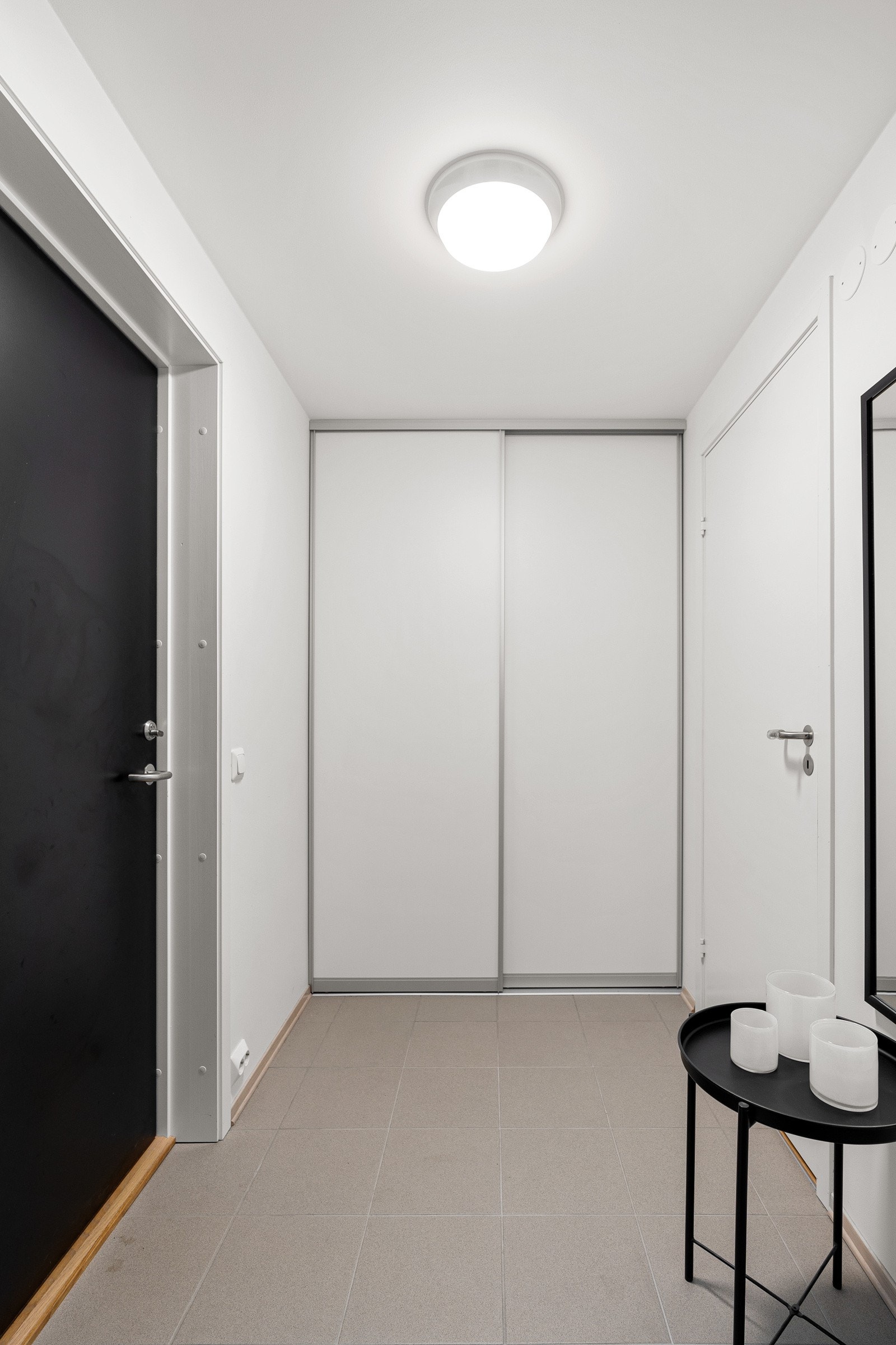 Velkommen inn! I gangen entreen er det god oppbevaringsplass til yttertøyet i skyvedørsgarderobe. Galleribilde