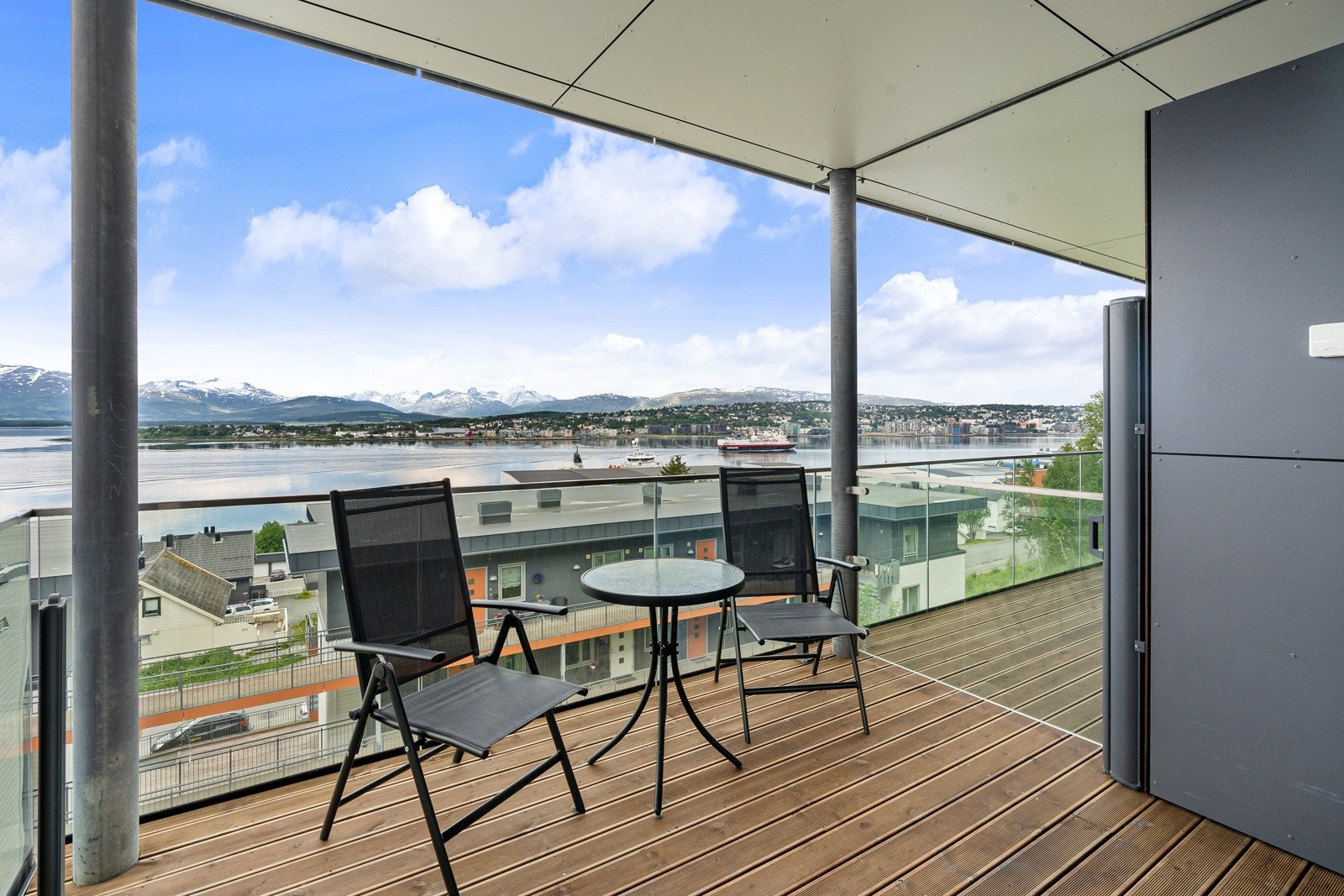 Verandaen har overbygg og ligger skjermet til for vær og vind. Galleribilde