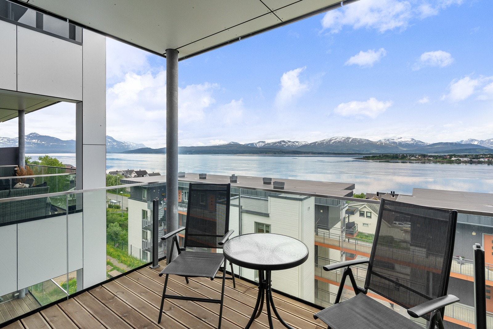 En lekker 2-roms selveier med garasjeplass, nydelig utsikt, strålende solforhold og etterspurt beliggenhet i sameiet Solstrand Panorama. Galleribilde