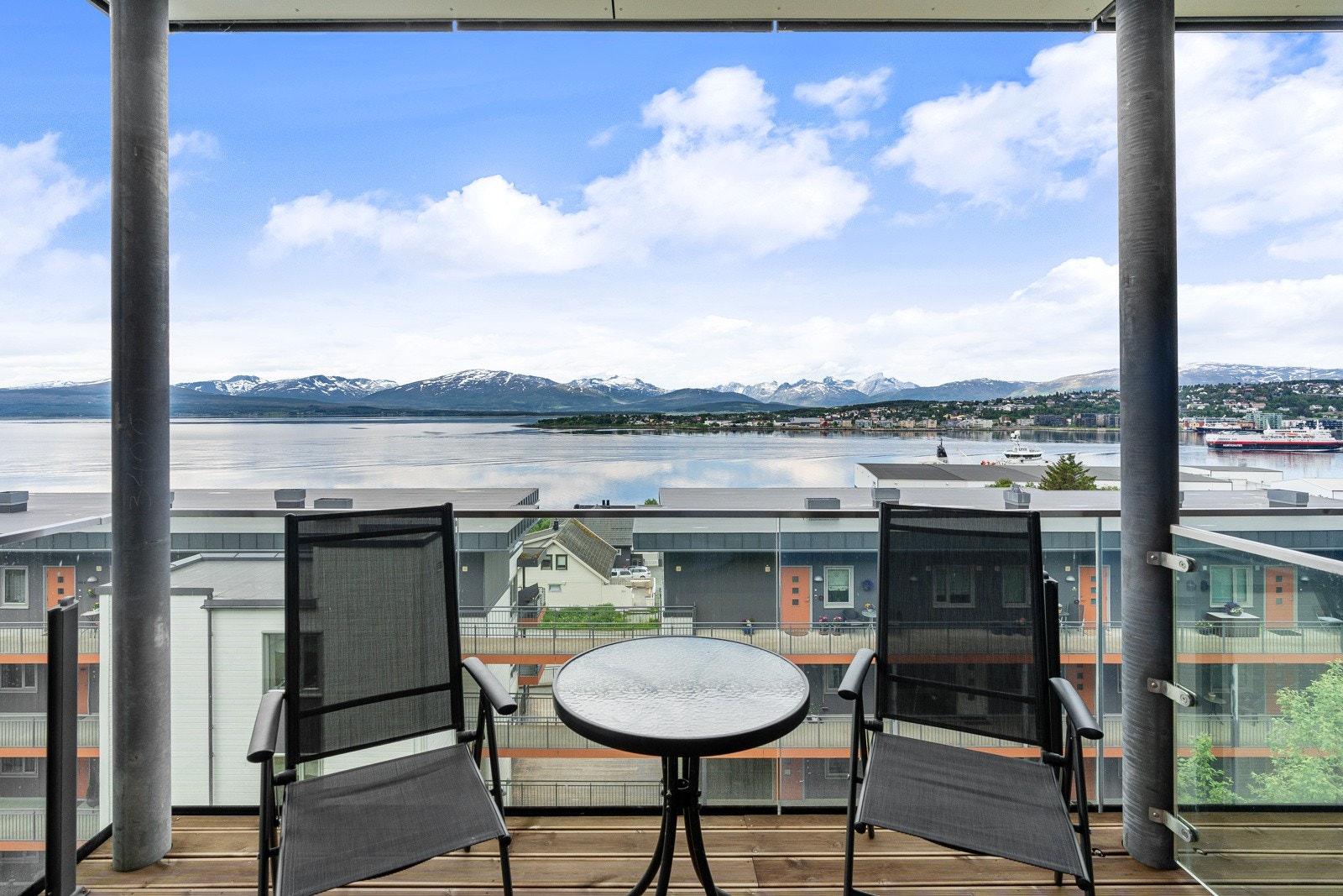 Fra stuen går du ut til et av leilighetens høydepunkt - nemlig verandaen. Her er det plass for både utemøbler og feks grill (gass- og elektrisk grill er tillatt). Galleribilde