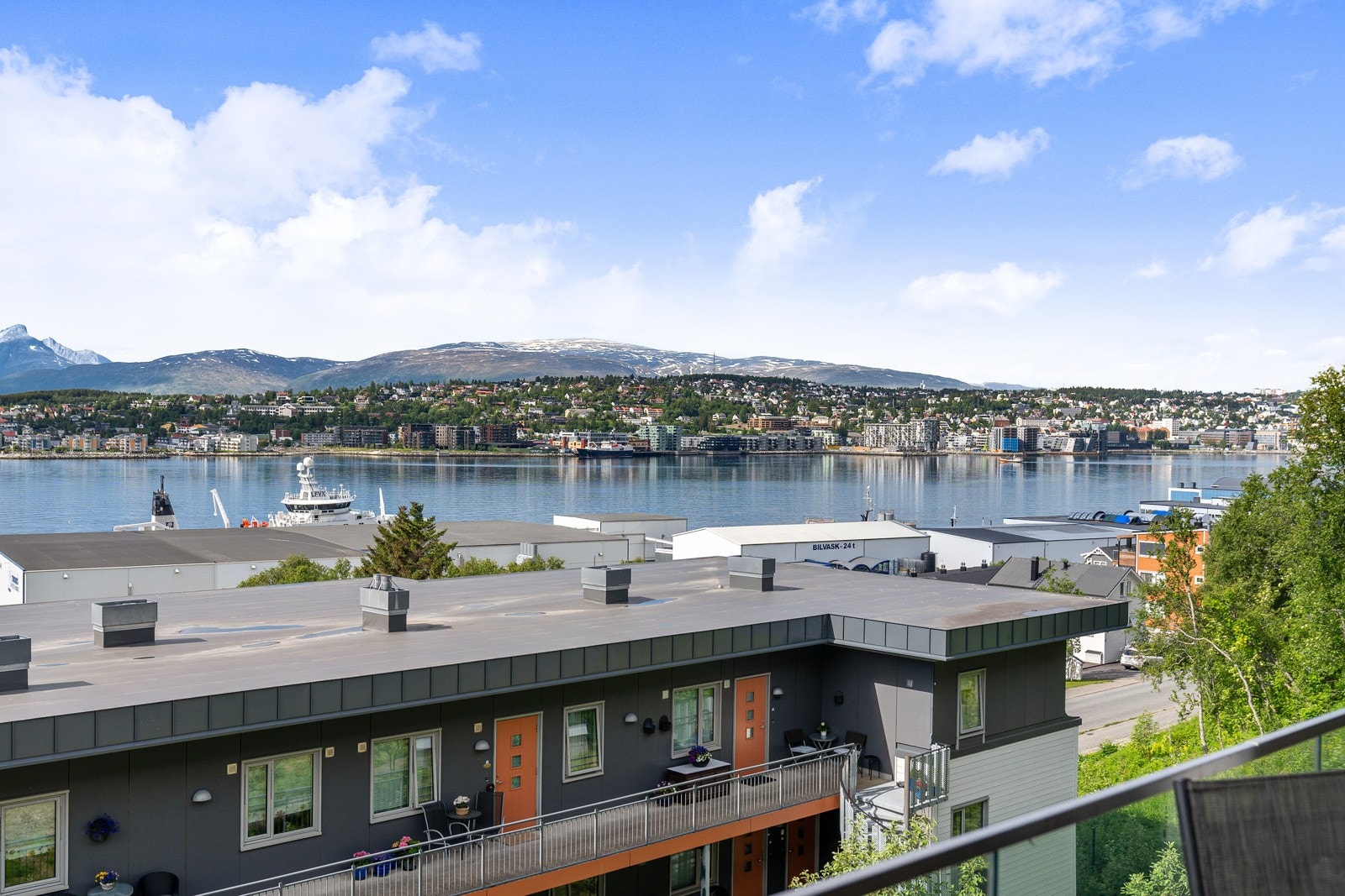 Svært flott intern beliggenhet i bygget med vegg mot nabo kun på en side av veranda, i tillegg til at den ligger høyere i terrenget enn bygget som ligger foran, noe som gir utmerkede sol- og utsiktsforhold. Galleribilde