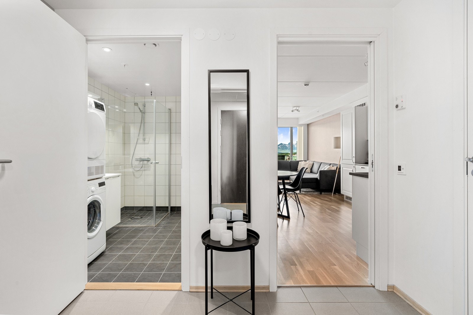 Her er det moderne kvaliteter som generøs takhøyde, god standard og store vindusflater. Galleribilde