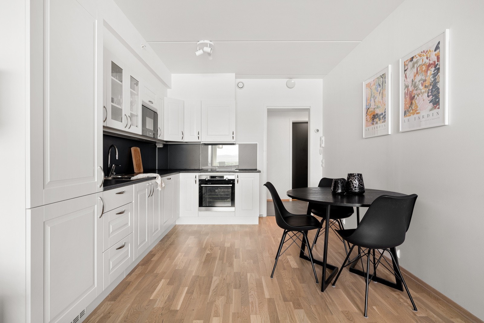 Planløsningen oppleves praktisk med entré, bod og bad i tilknytning til hverandre, samt kjøkken, stue og soverom det samme. Galleribilde