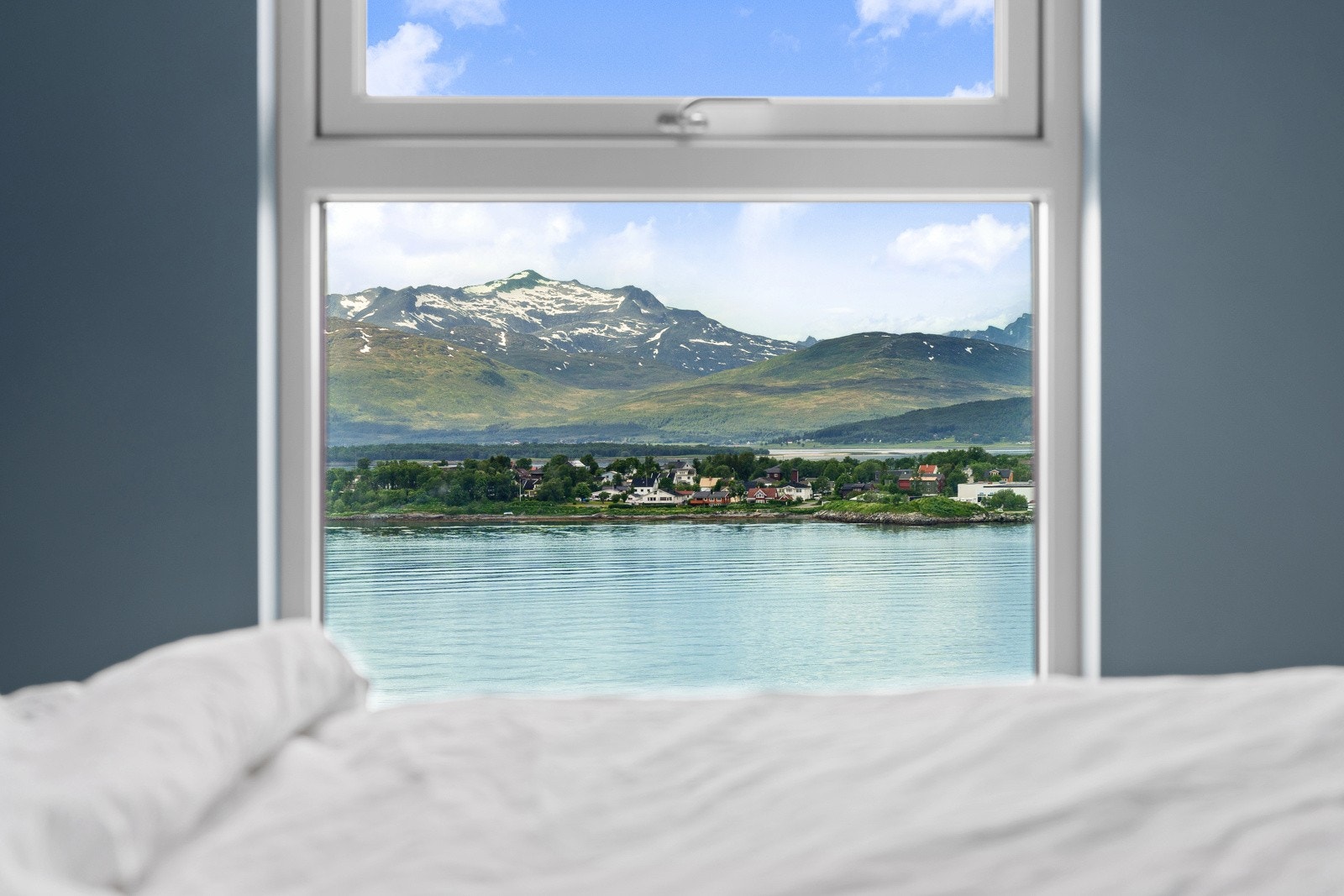 Nydelig utsikt fra soverom. Her kan du se innseilingen fra sengen. Galleribilde