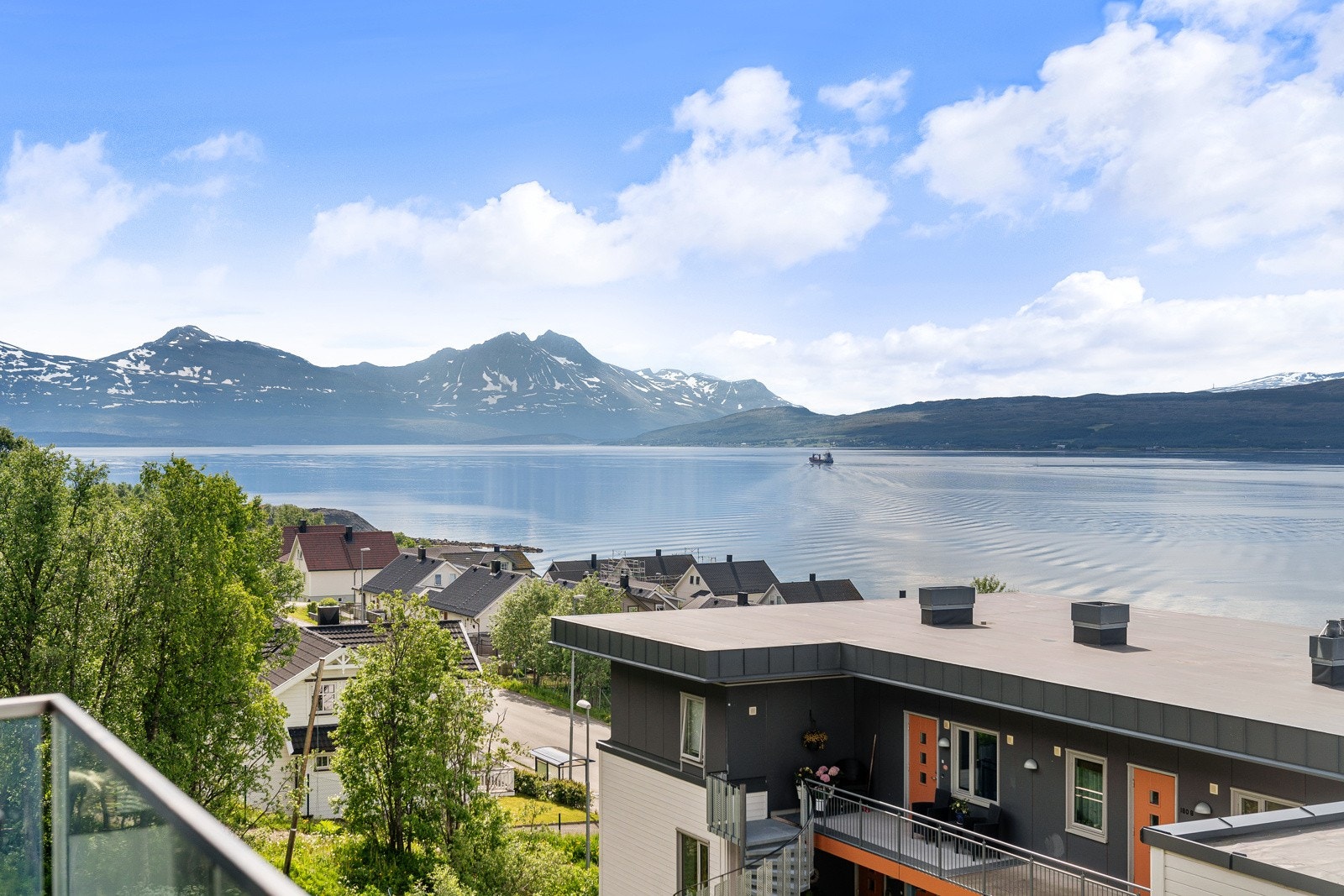 Strålende solforhold fra tidlig på dagen til seint på kveld/natt og en nydelig panoramautsikt over sundet til Tromsøya og fjellrekka på Kvaløya. Galleribilde