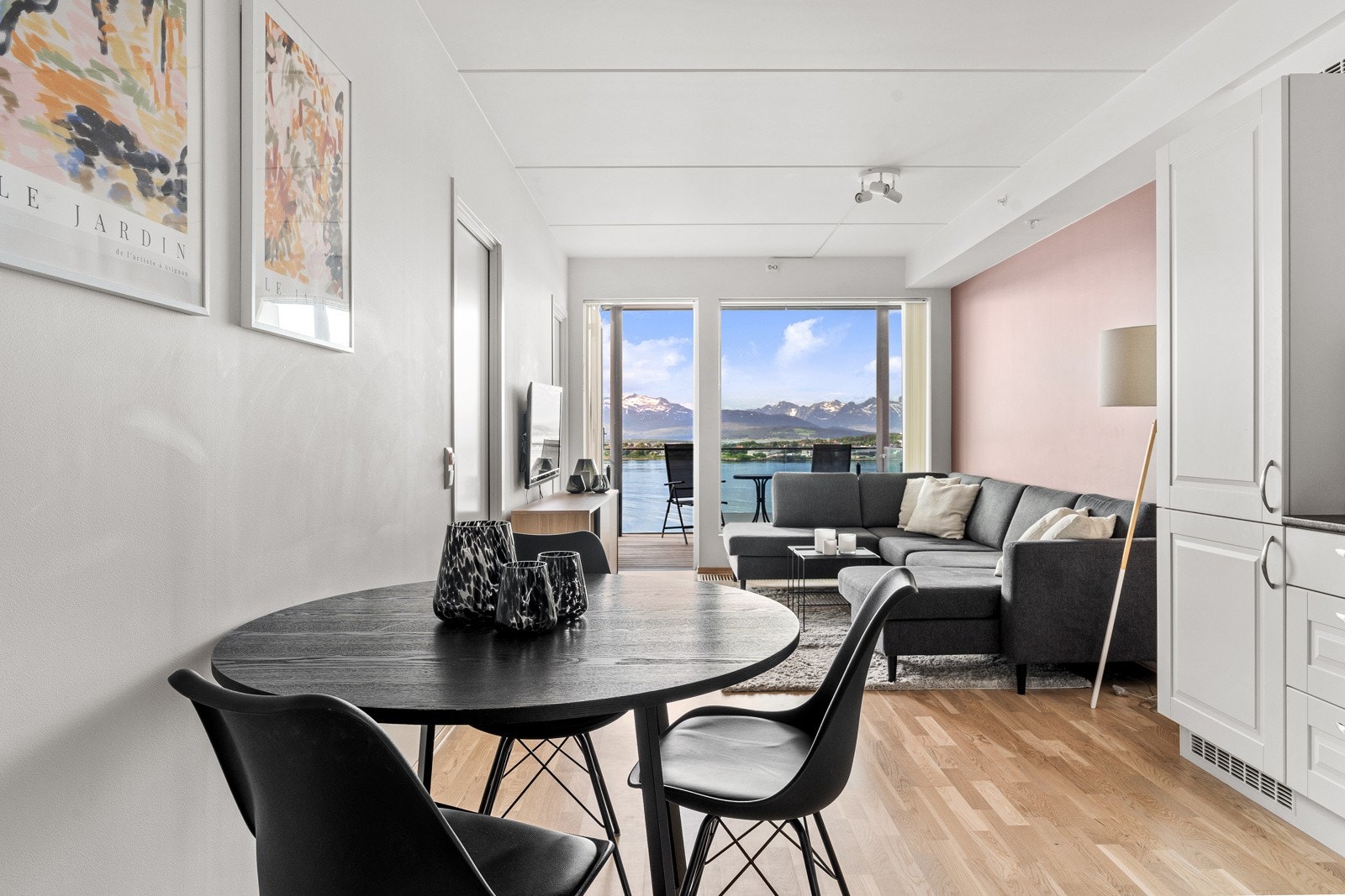 Stue og kjøkken i åpen løsning. Stuen har god plass for sofagruppe, TV-bord og øvrig innredning. Galleribilde