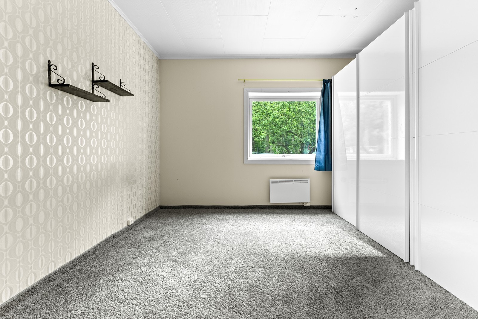 Soverom 1 med heldekkende teppe og garderobeskap. Galleribilde