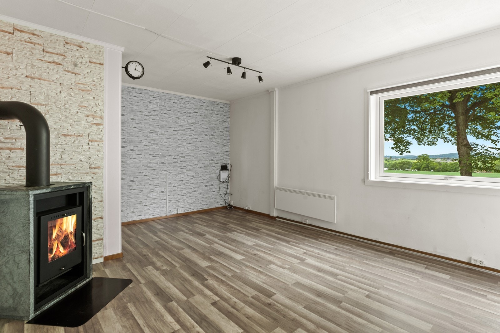 Her er det plass til sofahjørne og spisegruppe. Galleribilde