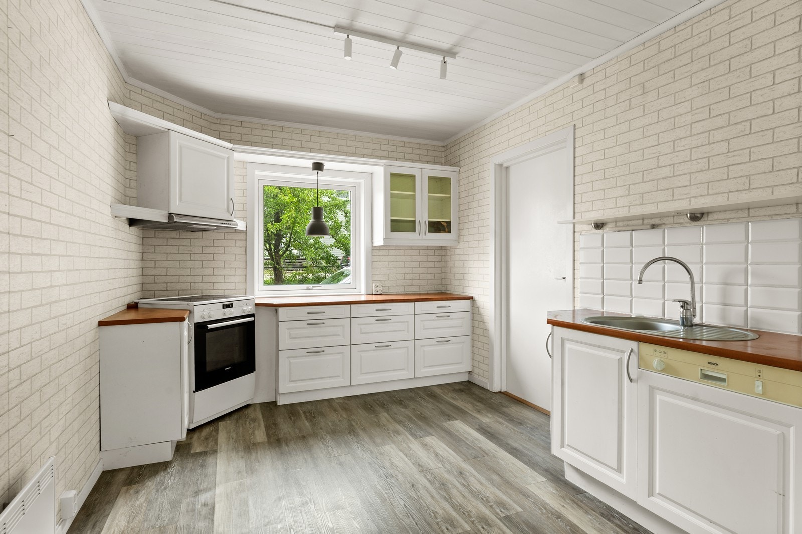 Romslig kjøkken med hvit innredning fra 2004. Galleribilde