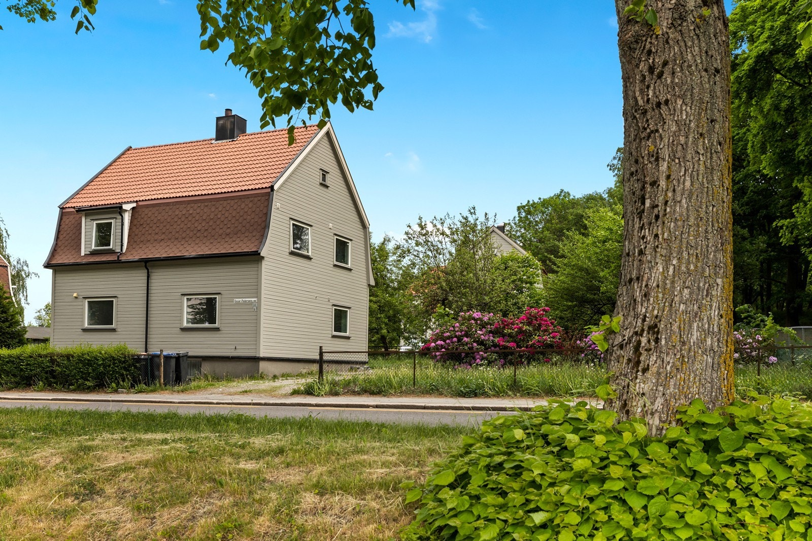 Det er innkjøring og parkering på gruset gårdsplass. Galleribilde