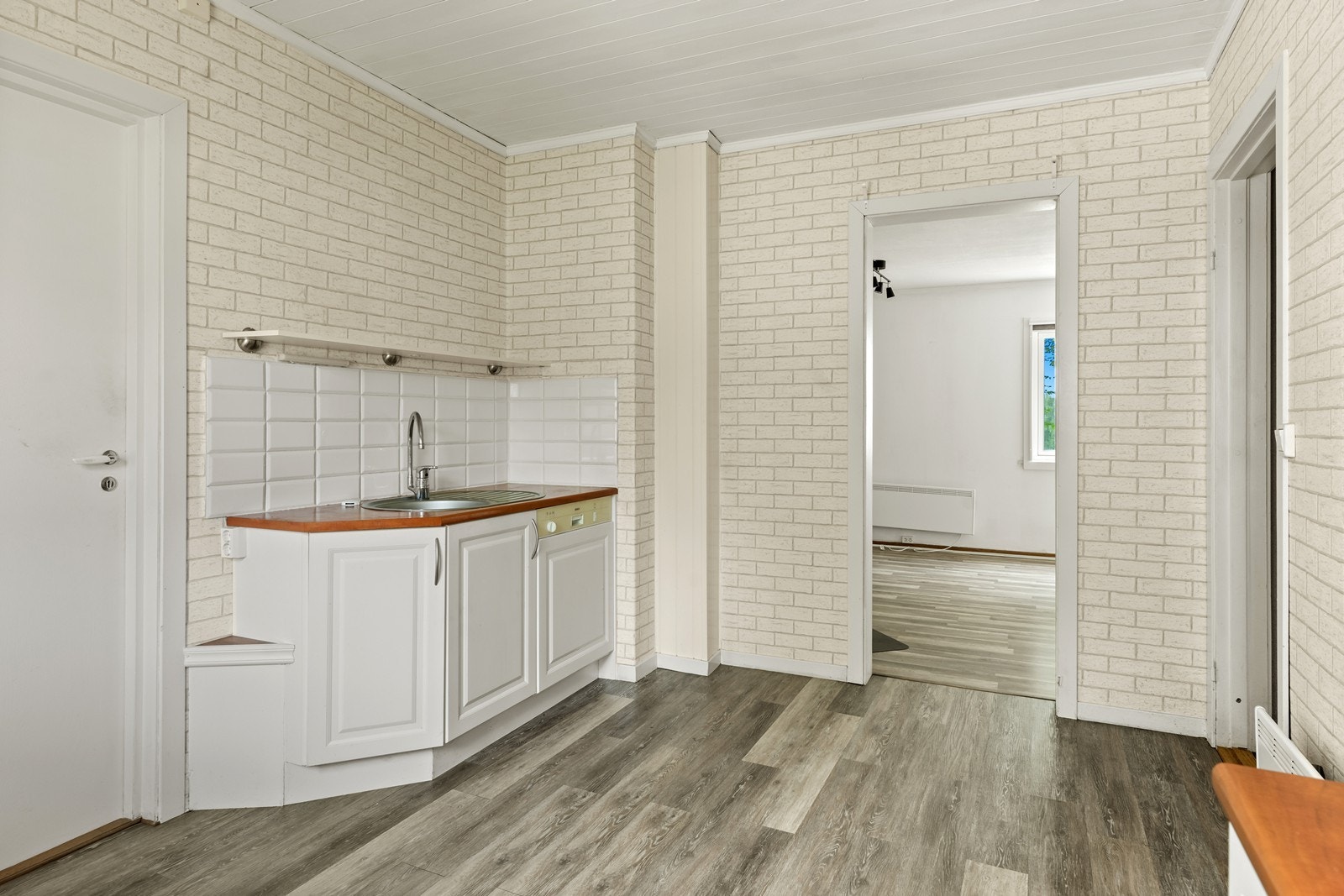 Kjøkkenet har både integrerte og frittstående hvitevarer. Galleribilde