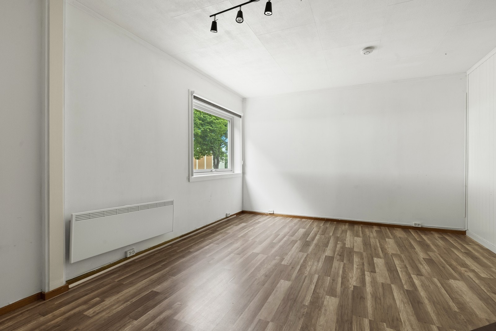 Det er hvitmalte flater og laminat på gulvet. Galleribilde