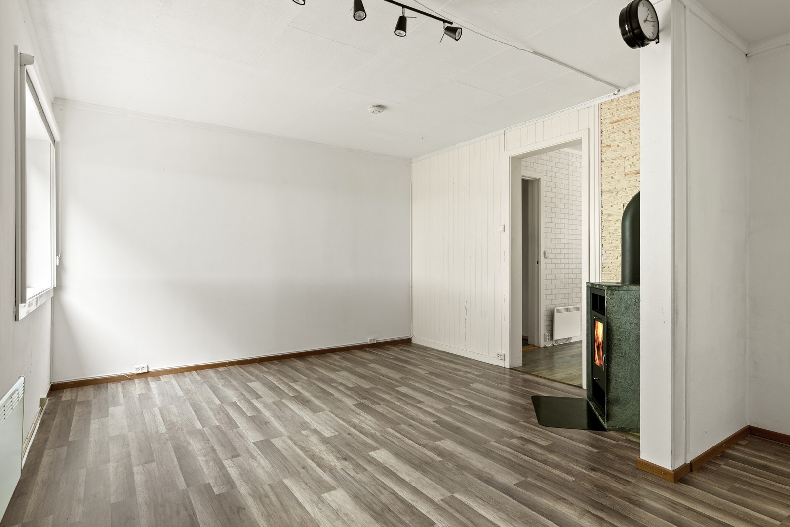 Lys stue med peisovn. Galleribilde