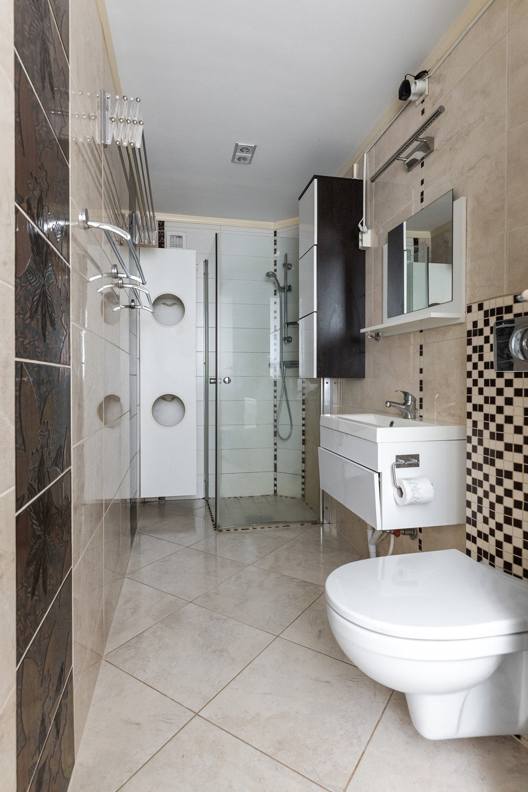 Bad som er flislagt på gulv og vegger. Galleribilde