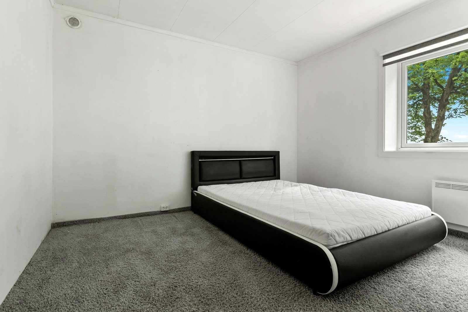 Soverom 2 med plass til dobbeltseng og nattbord. Galleribilde