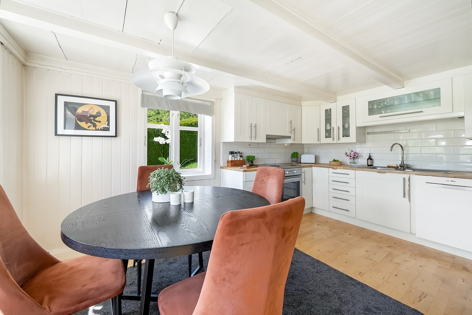 Kjøkkenet har en bonderomatisk stil med eldre innredning fra Ikea med enkeltstående hvitevarer som medfølger handelen. Galleribilde