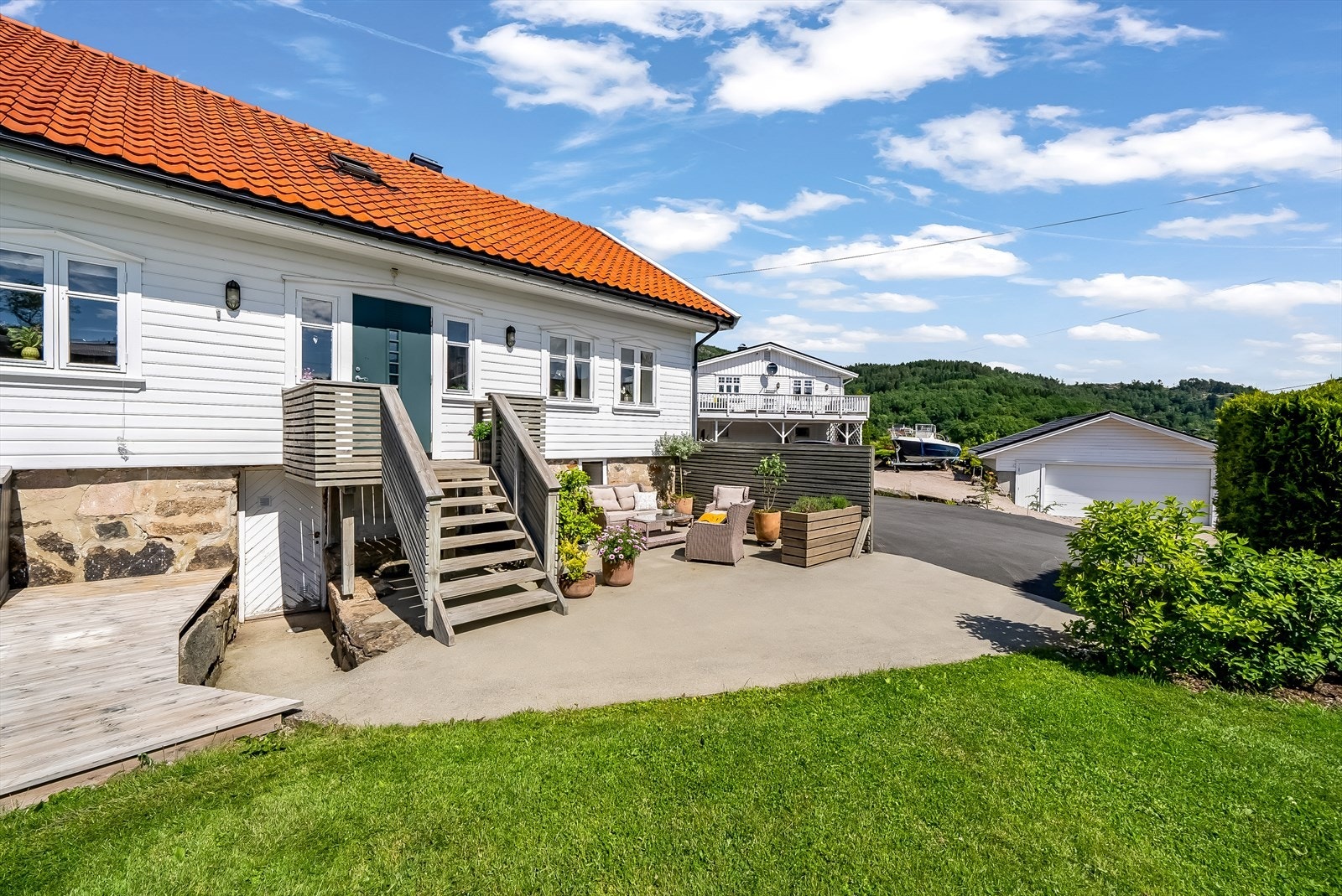 Eiendommen har mange fine lune kroker hvor man kan nyte solen store deler av dagen. På fremsiden kommer morgensola. Galleribilde