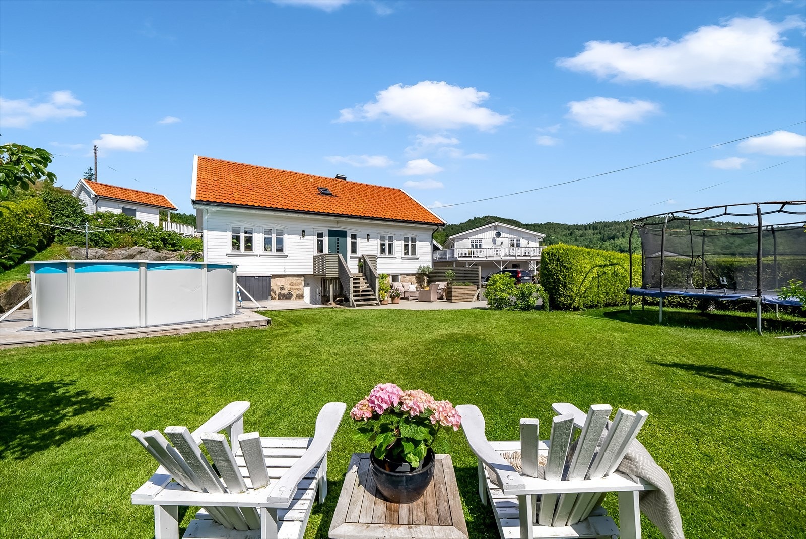 I hagen finnes det mange plasser hvor man kan flytte seg etter vind-, vær og solforhold. Galleribilde