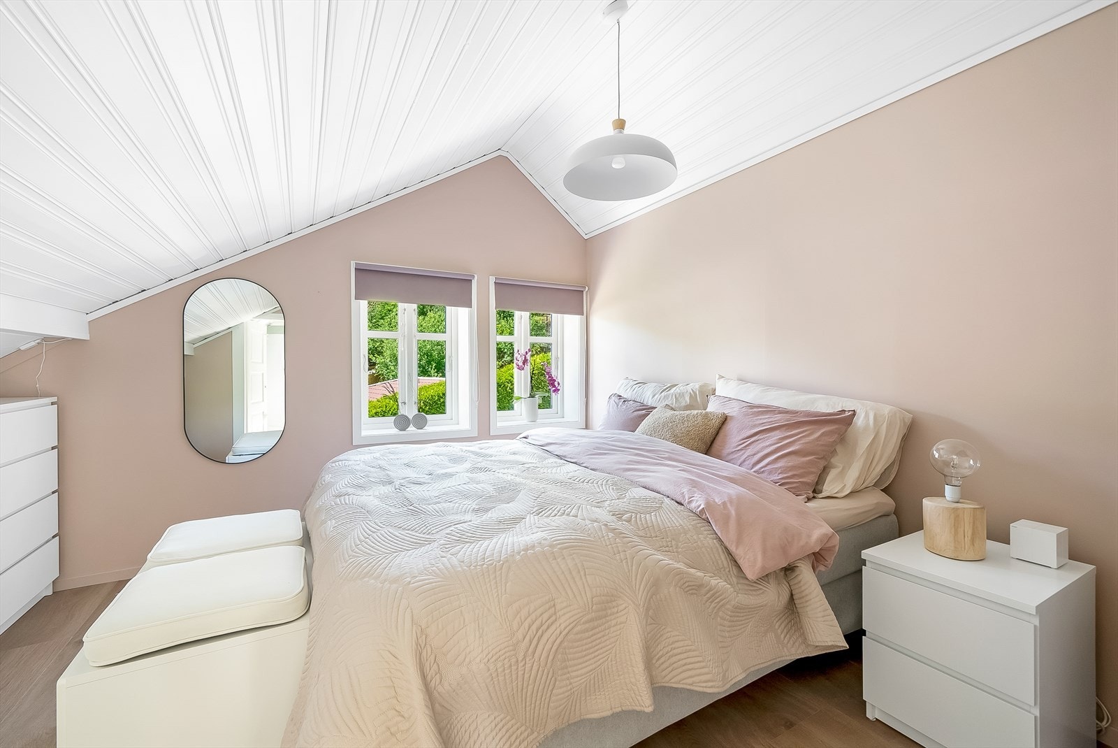 Hovedsoverom på loft. Soverom 1 av 4. Galleribilde