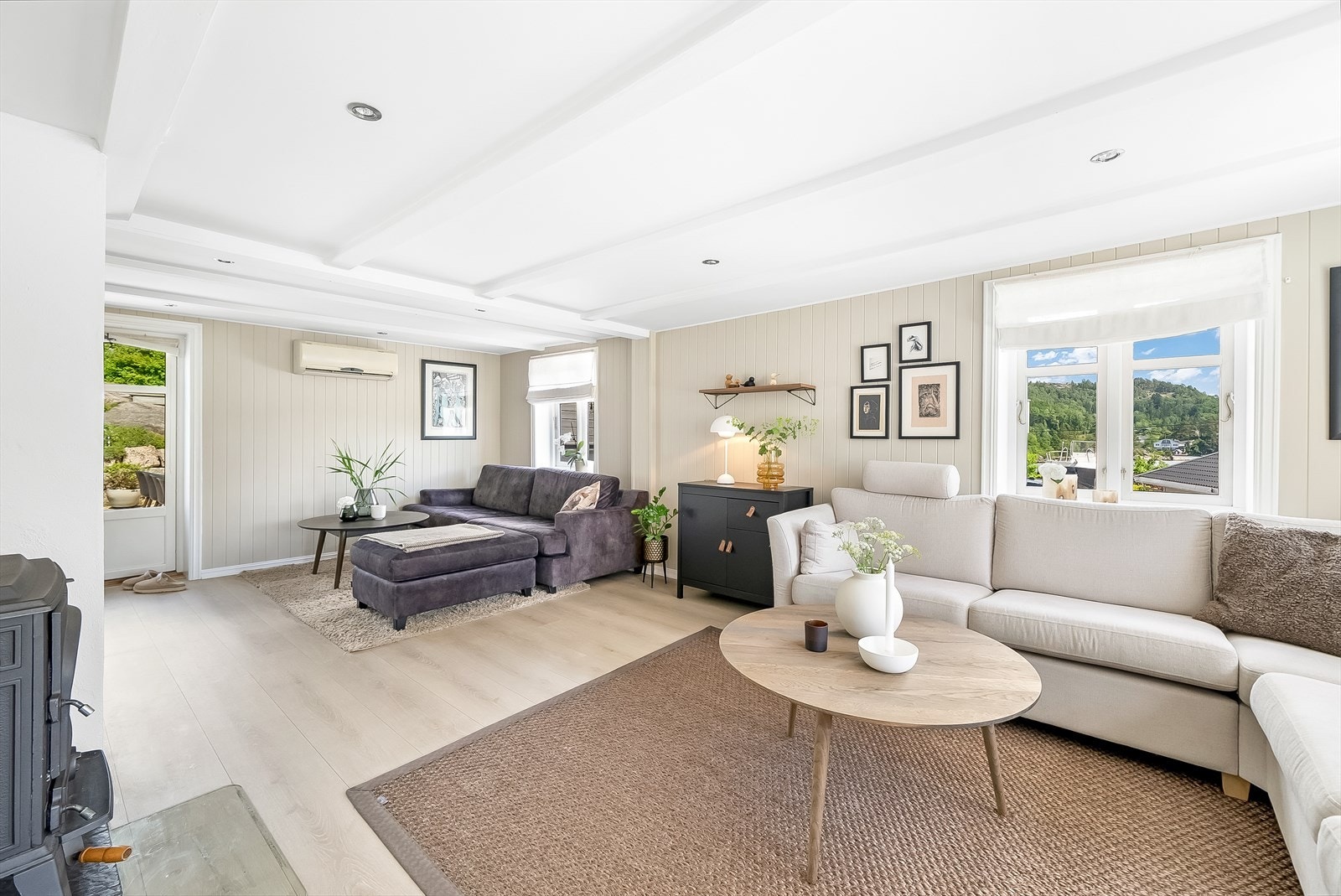 Trivelig innredet stue med mye dagslys inn gjennom gode vindusflater. Utgang til bakhagen fra stua. Galleribilde