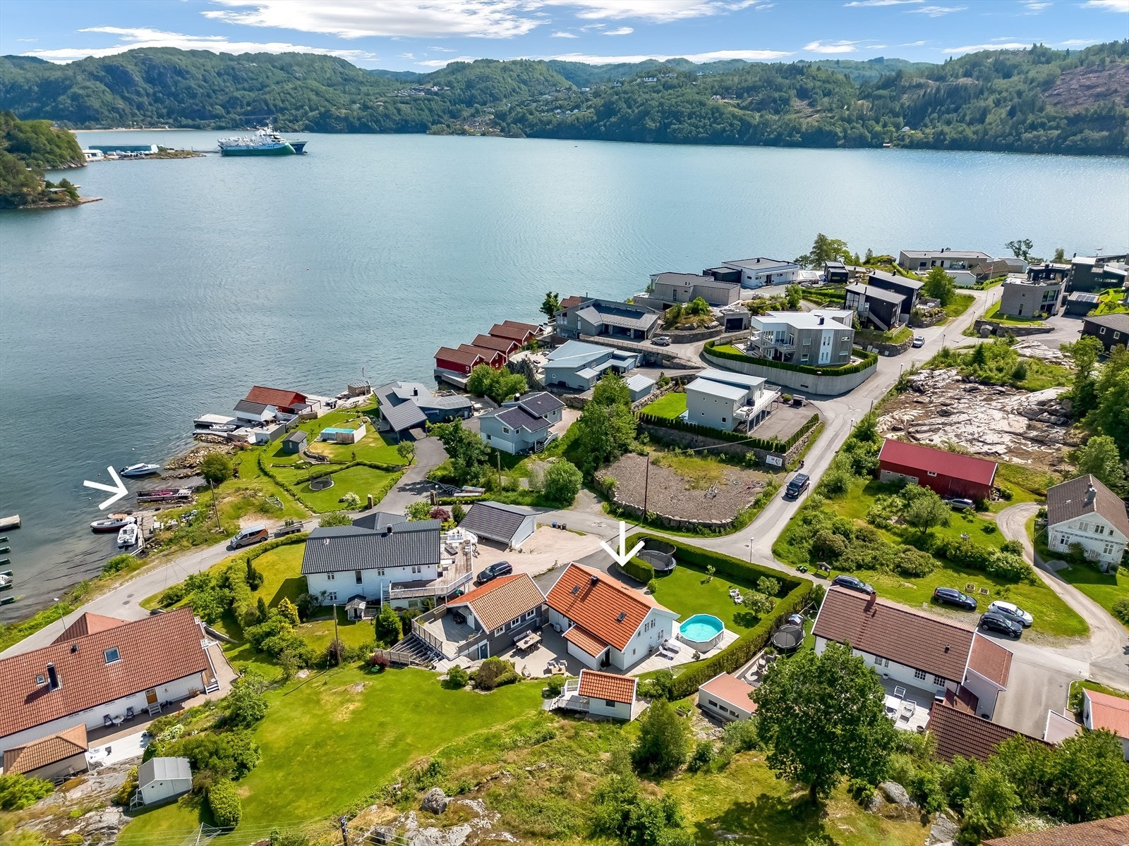 Eiendommen ligger i gå-avstand ned til sjøen hvor man kan bade- og gå i båten. Galleribilde