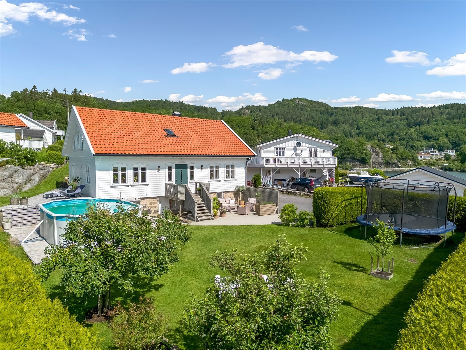 Eiendomsmegler MNEF Anita Cecilie Gabrielsen ønsker velkommen til denne flotte eiendommen som ligger på Svennevik - Neseveien 9! Galleribilde