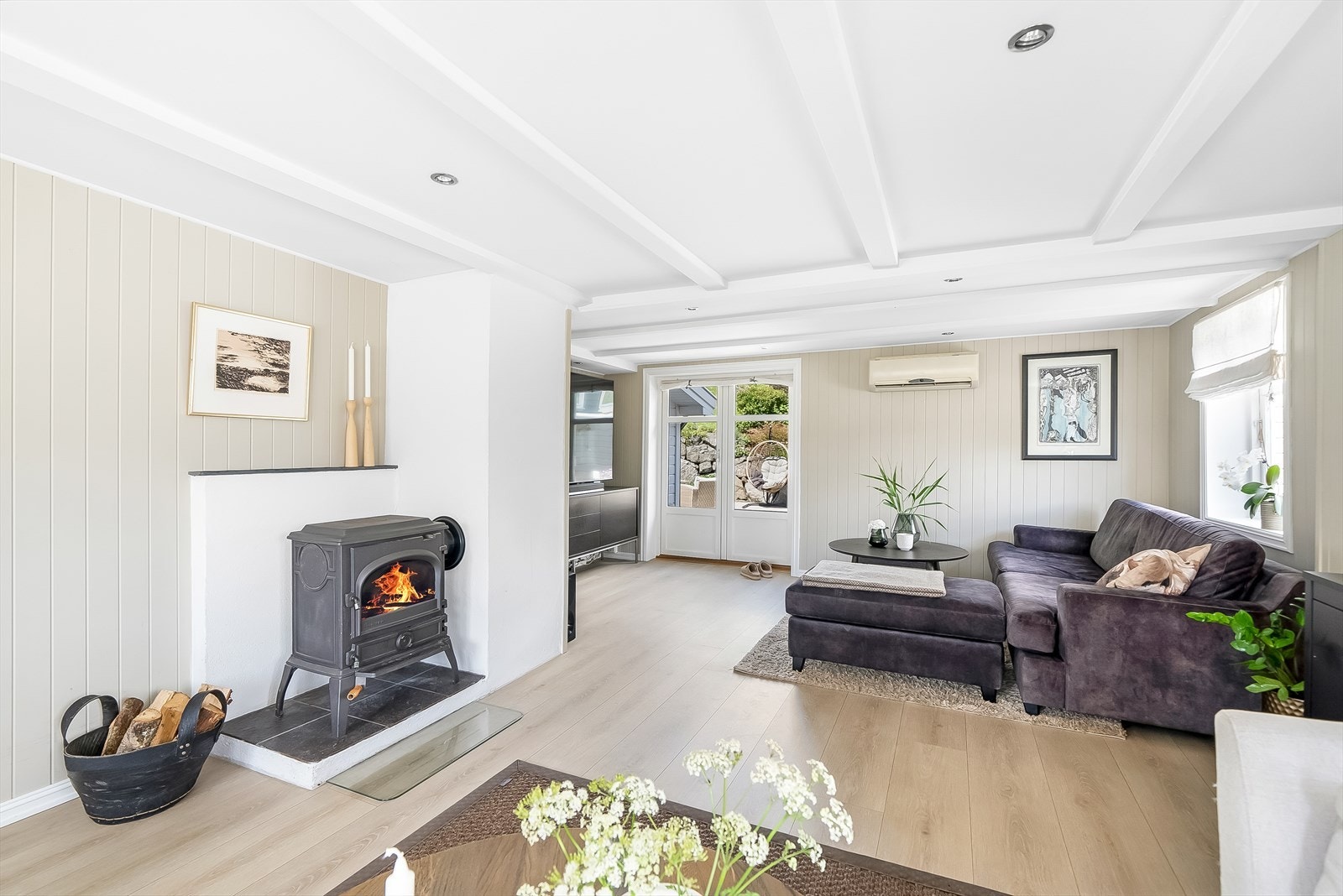 I stuen har man varmepumpe og vedovn for oppvarming. På kalde dager og sene sommerkvelder kan varmen fra vedovnen nytes. Galleribilde