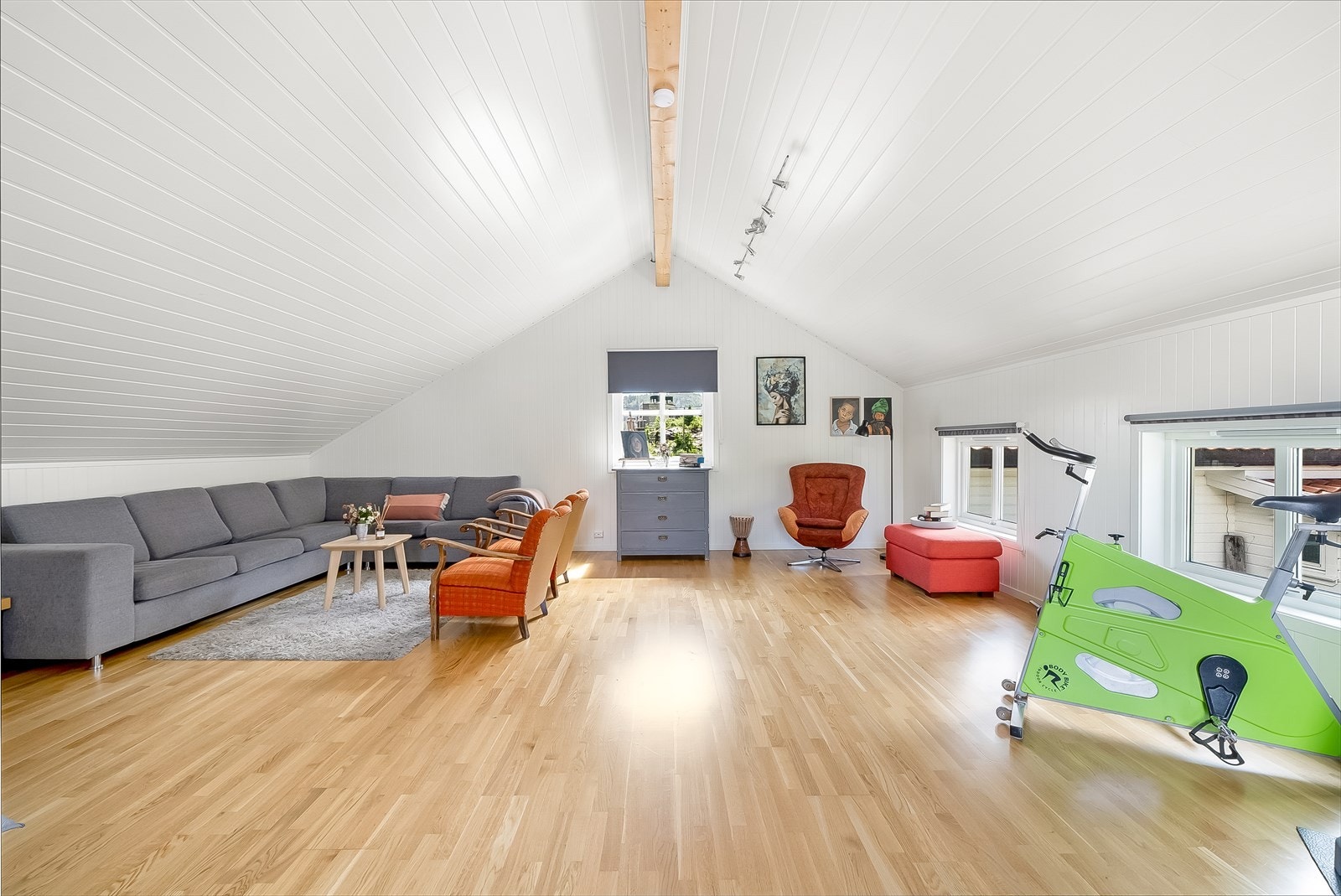 Loftet på garasjen er innredet til en tv-stue, dog er ikke loftet godkjent til varig opphold. Galleribilde