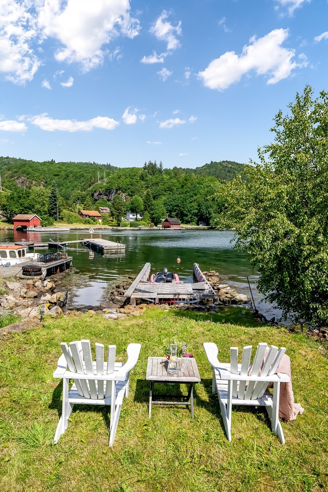 Nede ved sjøen medfølger en strandparsell på 82 kvm med plass til en liten lavbunnet båt. Galleribilde
