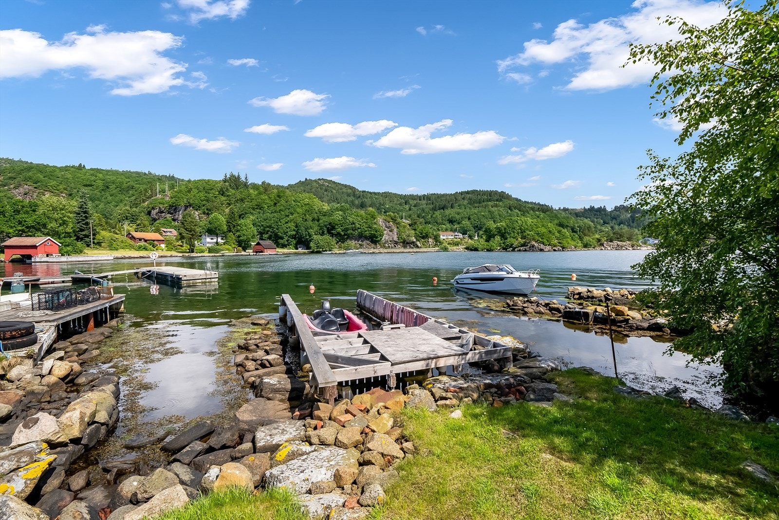 Enkel brygge tilpasser til liten båt. Båtstøen er bygd opp med fenderkant og brygge. Ikke byggemeldt. Galleribilde