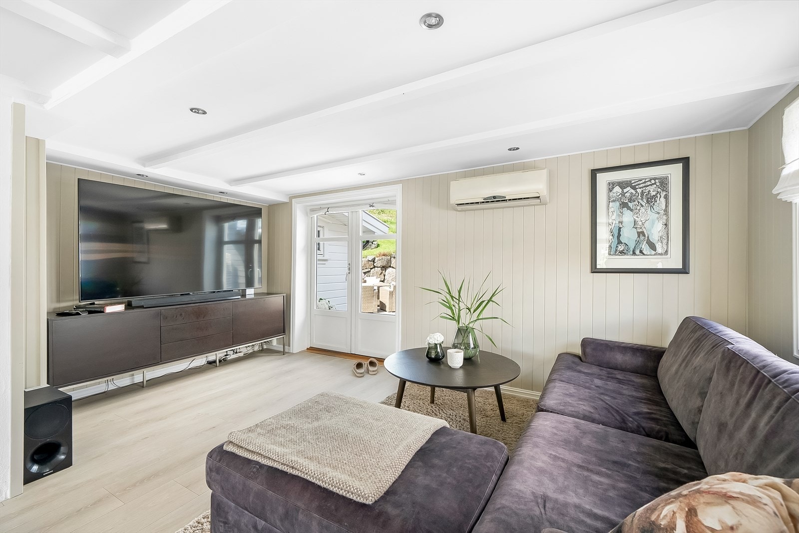 Flere av de originale detaljene er ivaretatt i boligen, bl.a. bjelkene i taket. Galleribilde