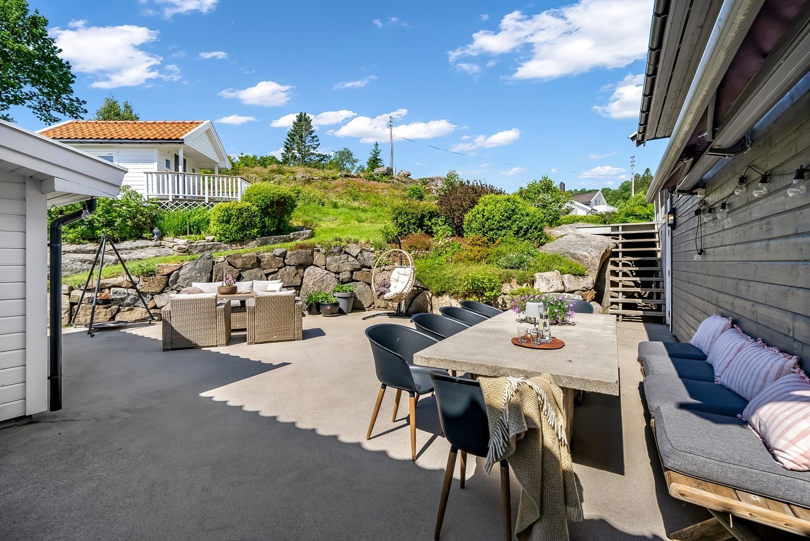 I bakre del av tomten ligger det en lekehytte og det er tilgang til et friareal mellom eiendommene. Galleribilde