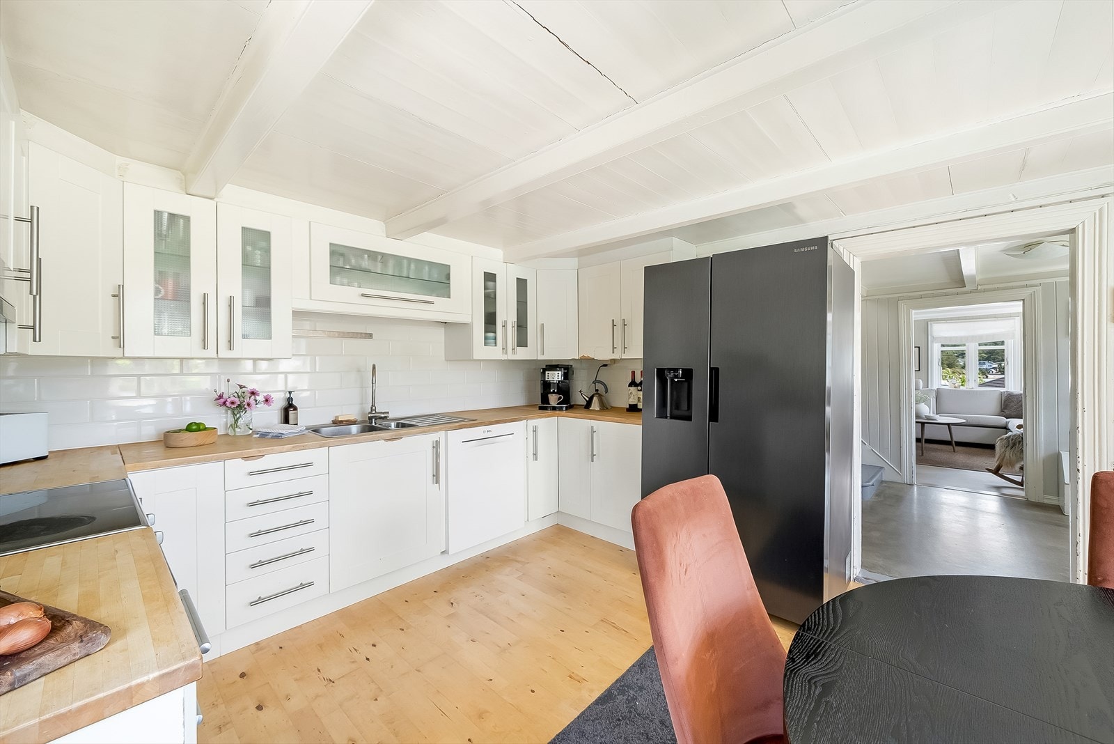 Kjøkkenets utforming gir rom for en god arbeidsplass. Innredning er noe slitt, slik at oppgradering må påregnes. Galleribilde