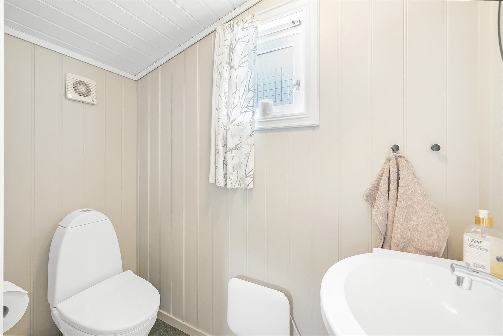 Praktisk toalettrom i bakkant av boligens 1. etasje. Galleribilde