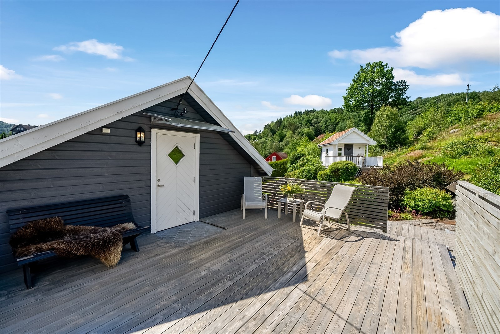 Usjenert uteplass med direkte adkomst til hagen. Galleribilde