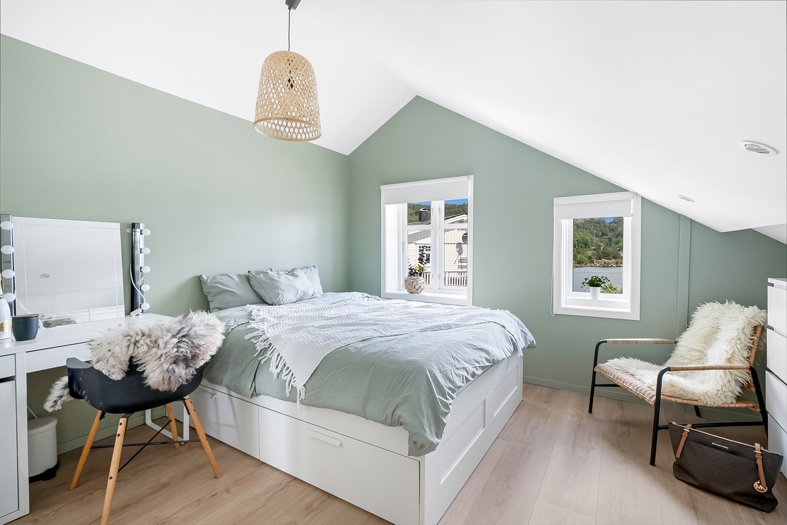 Stort soverom på loft med utsikt mot fjorden. Soverom 2 av 4. Galleribilde