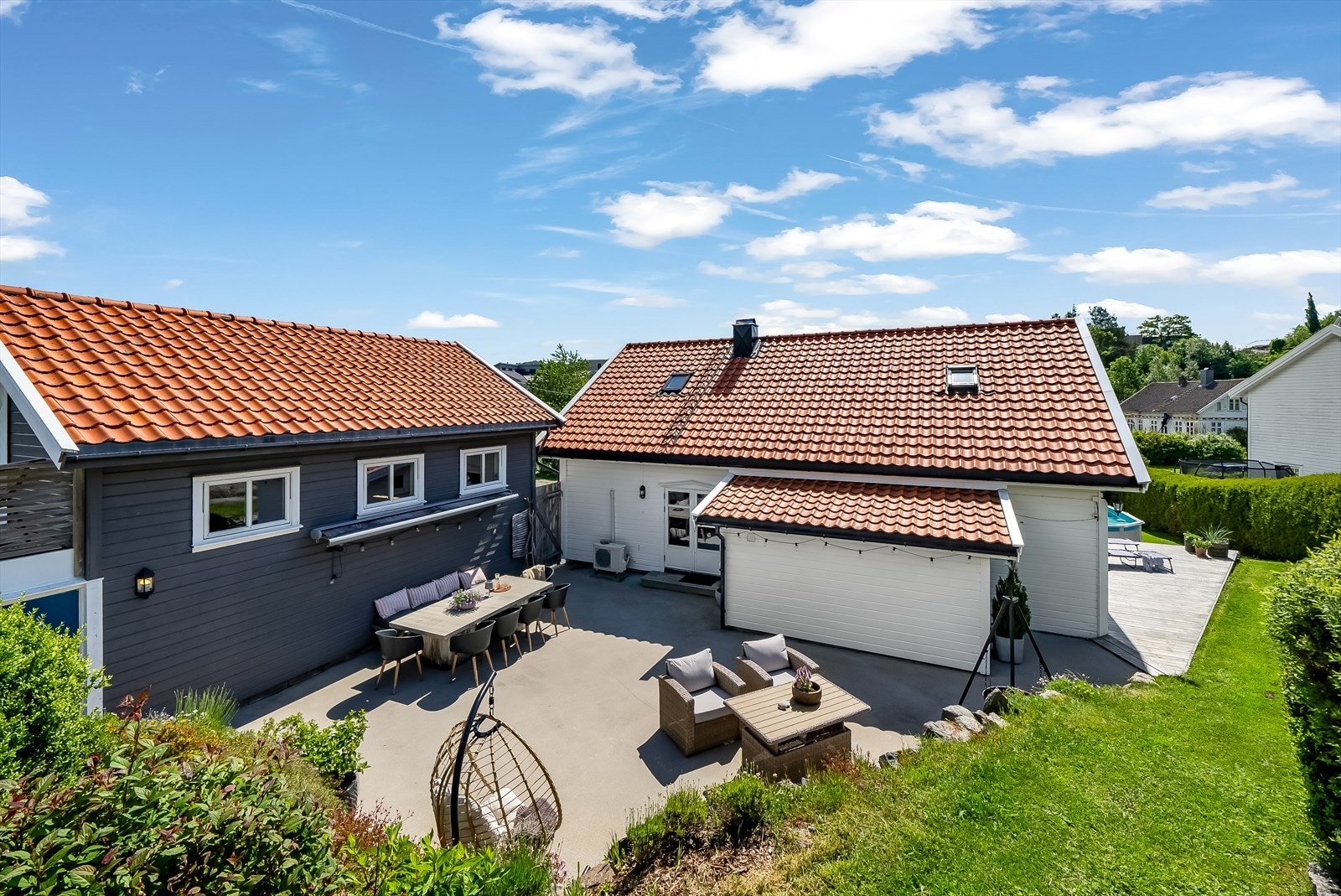 Bak boligen ligger et meget usjenert uteområde med stor plass til utemøbler og en ypperlig plass for grillings. Galleribilde