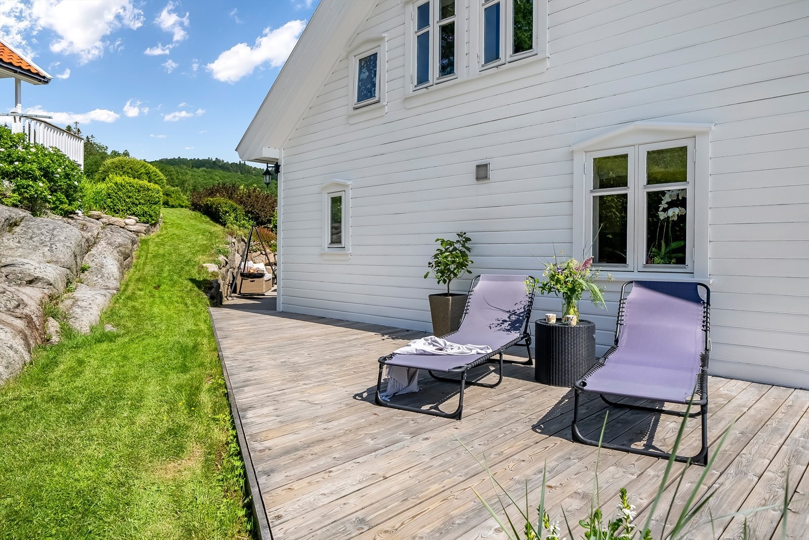 Terrasse på boligens sørvestlige side. Galleribilde