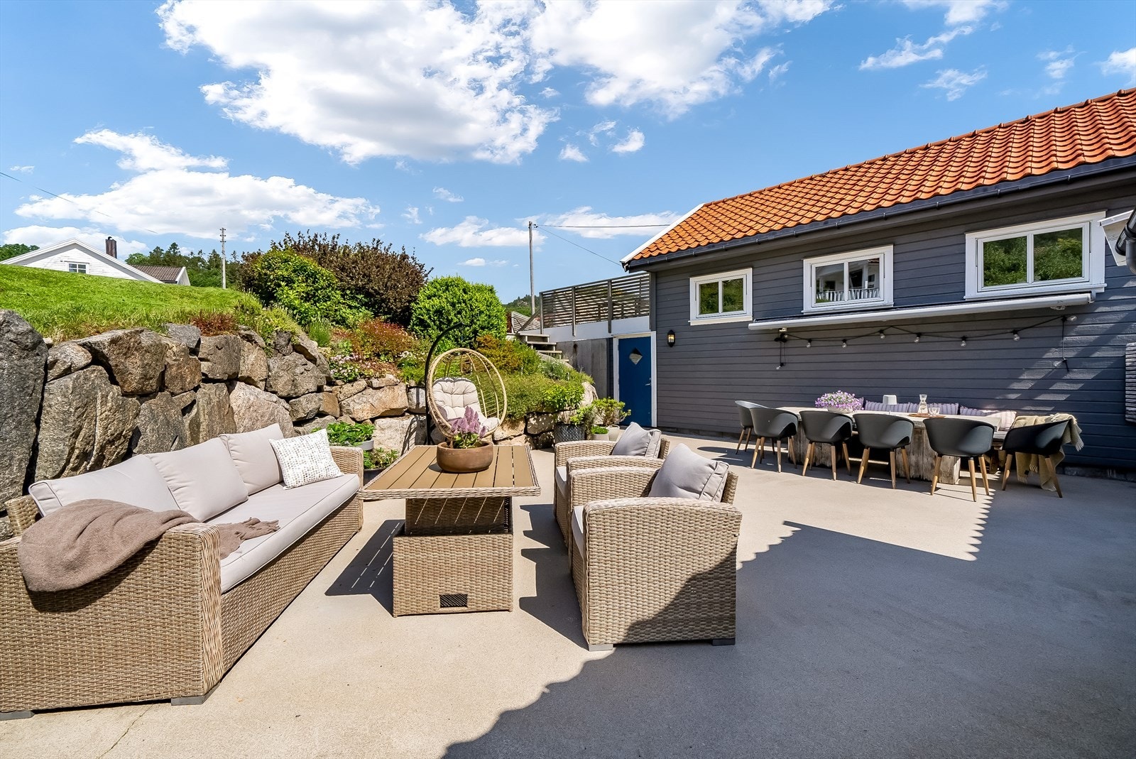 På veggen mot garasjen er det montert en markise. Galleribilde