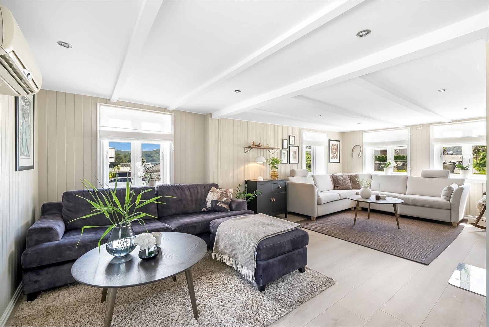 Stuen har en avlang utforming med mulighet for innredning i 2 soner. Galleribilde