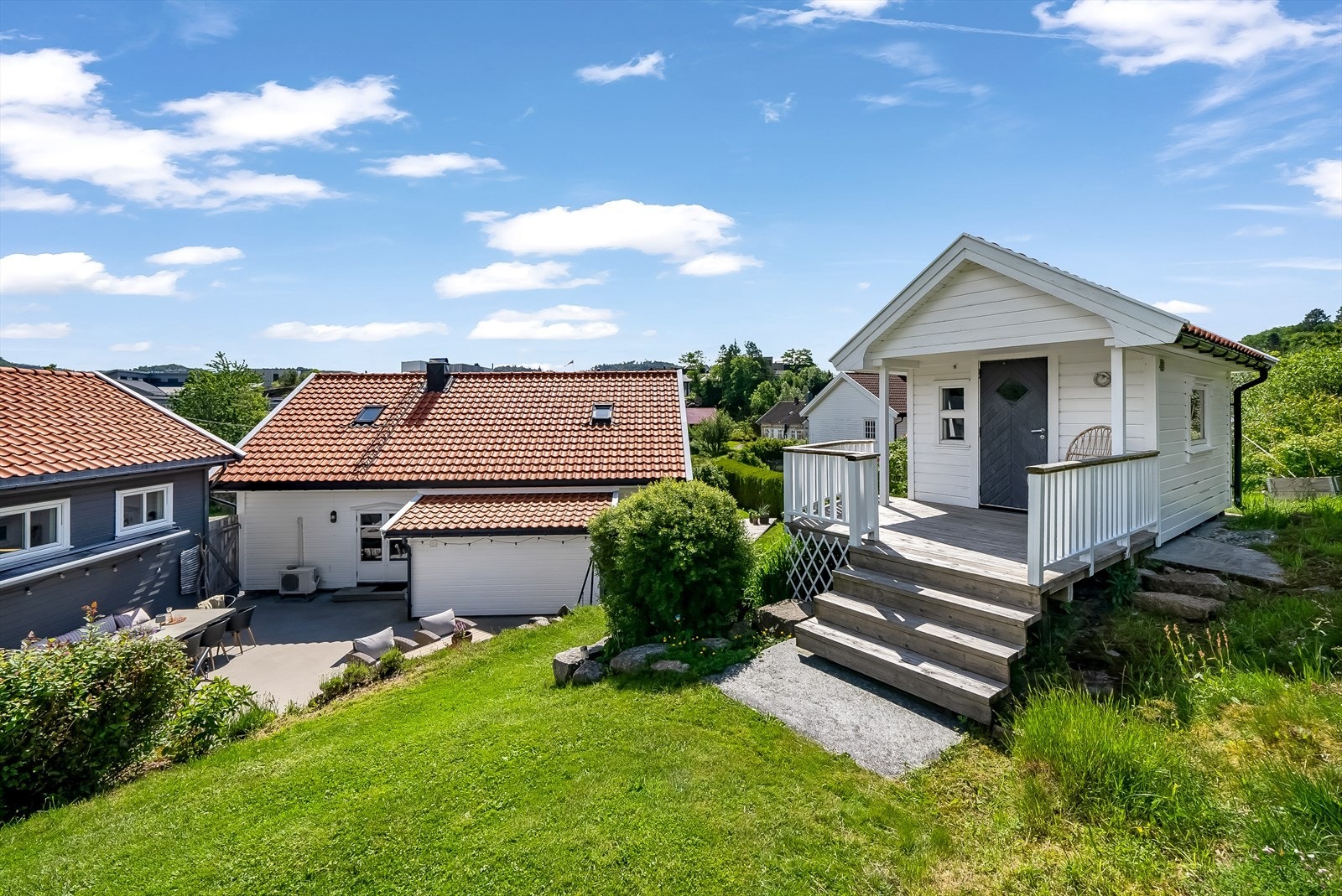 Lekehytta har egen terrasse i front. Lekehytta er ikke byggemeldt. Galleribilde