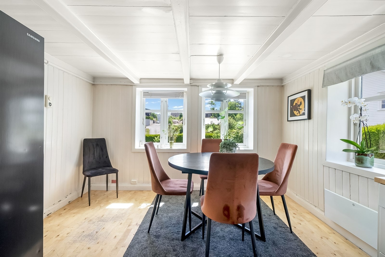 Kjøkken med spiseplass. Galleribilde