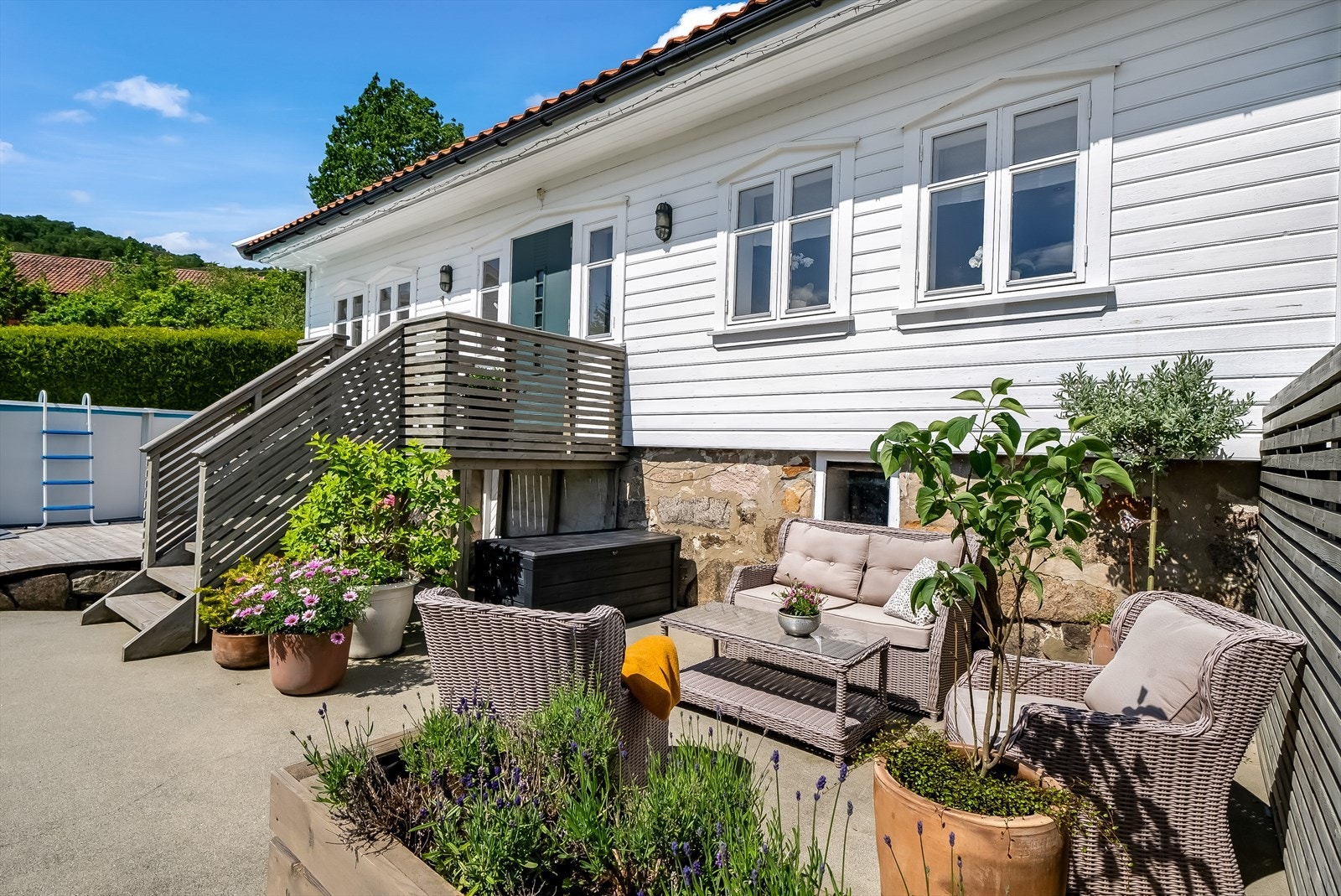 På fremsiden av boligen ved inngangspartiet kan man nyte morgensolen i en usjenert og lun kroken. Galleribilde